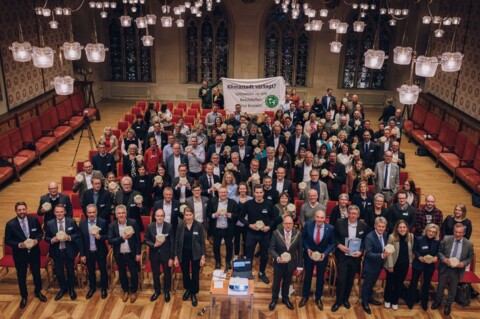 130 Teilnehmende kamen bei der Veranstaltung zusammen, um feierlich die eingereichten Beiträge der ersten Fassung des Klimastadt-Vertrages zu unterzeichnen.